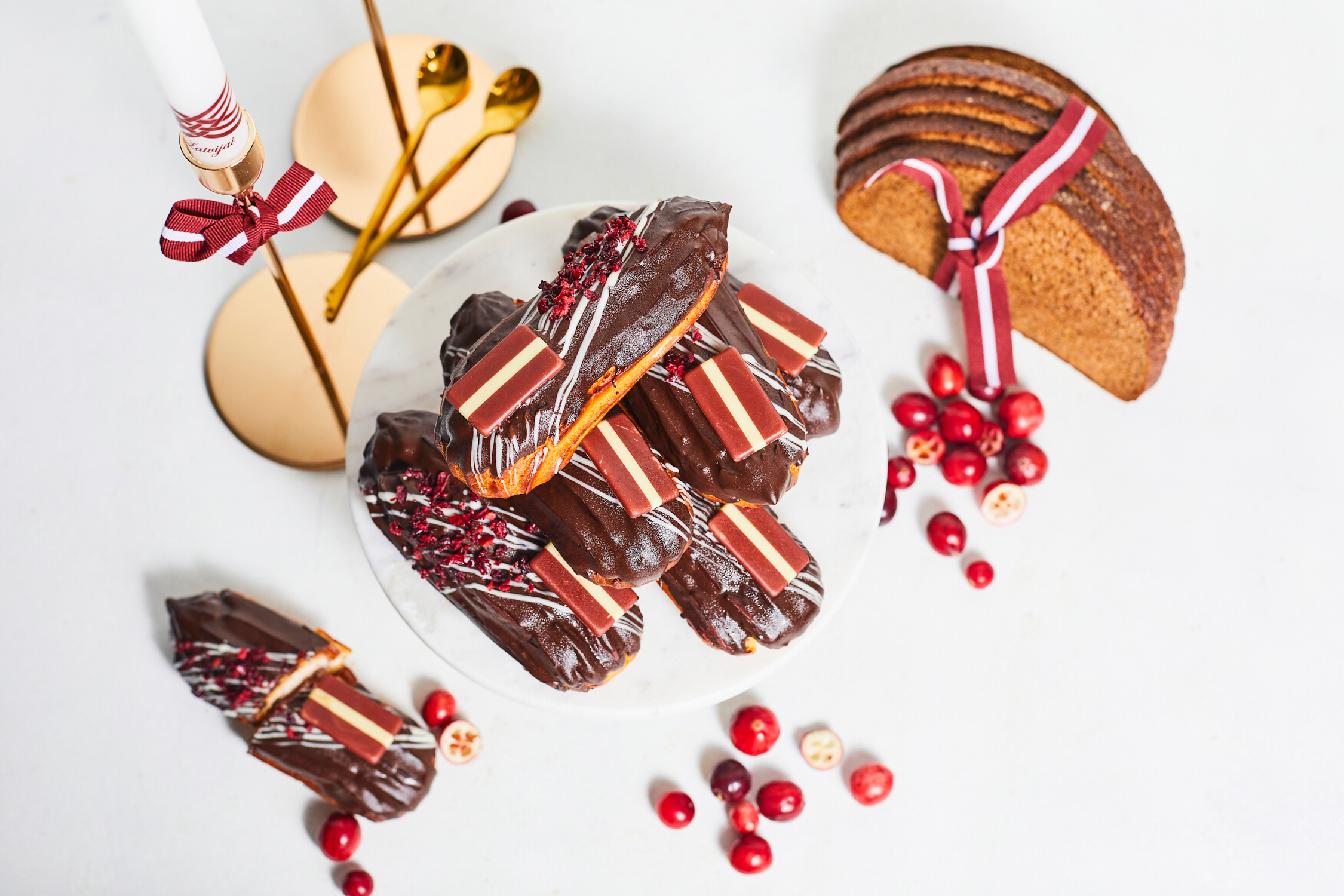 Eklērs "Latvijas garša" ar rudzu rīvmaizes dzērveņu krēmu