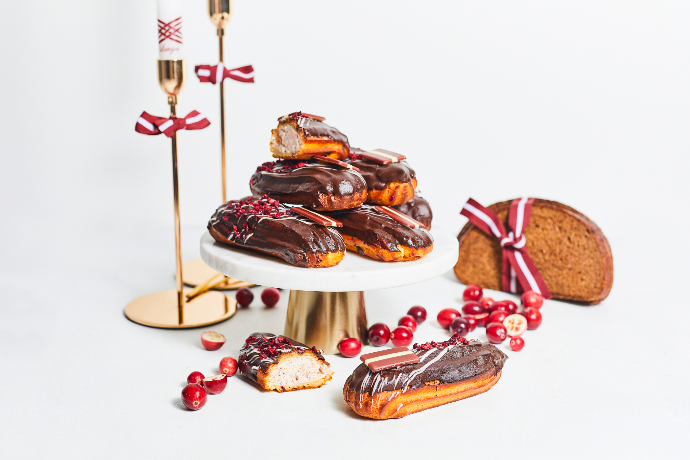 Eklērs "Latvijas garša" ar rudzu rīvmaizes dzērveņu krēmu