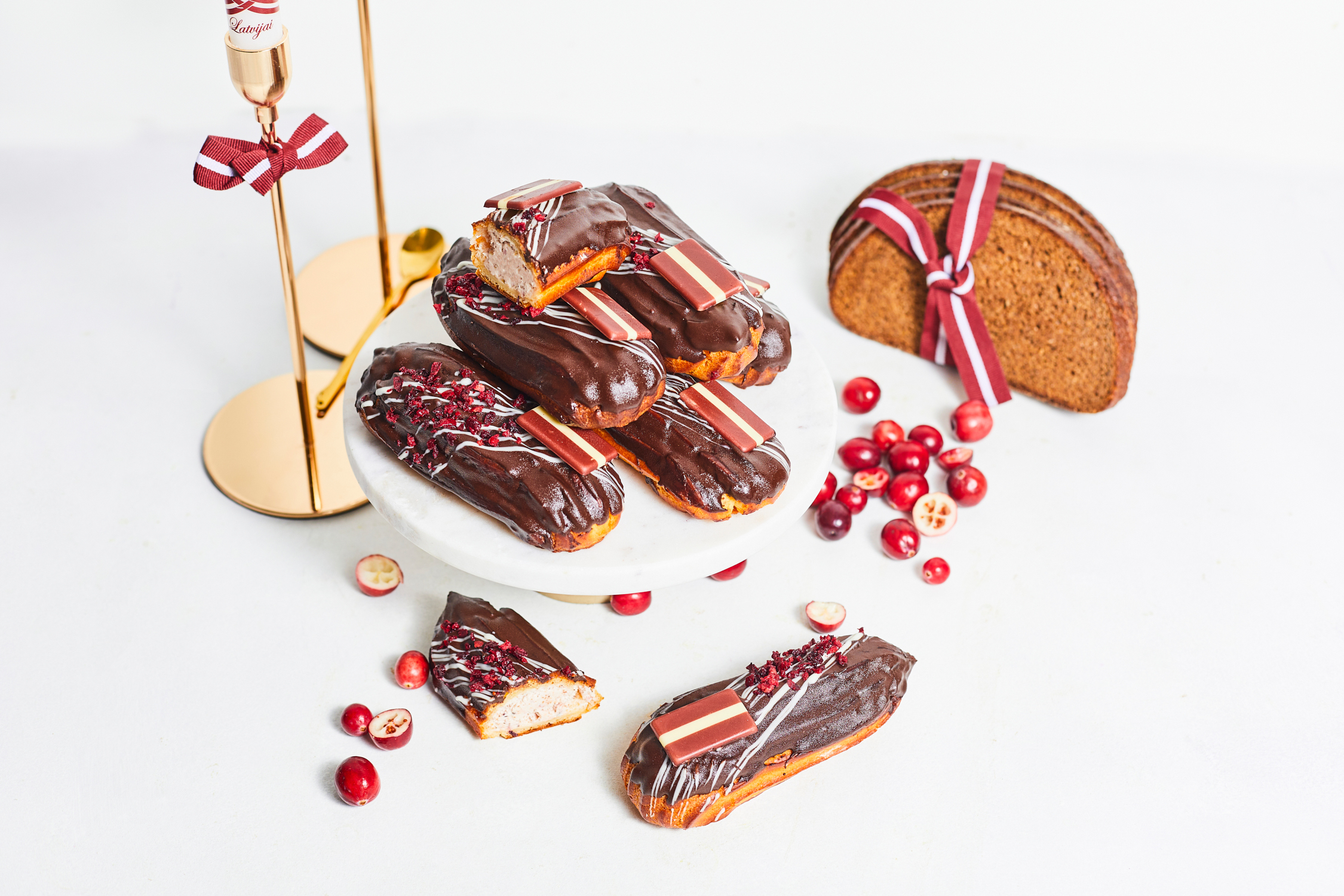 Eklērs "Latvijas garša" ar rudzu rīvmaizes dzērveņu krēmu