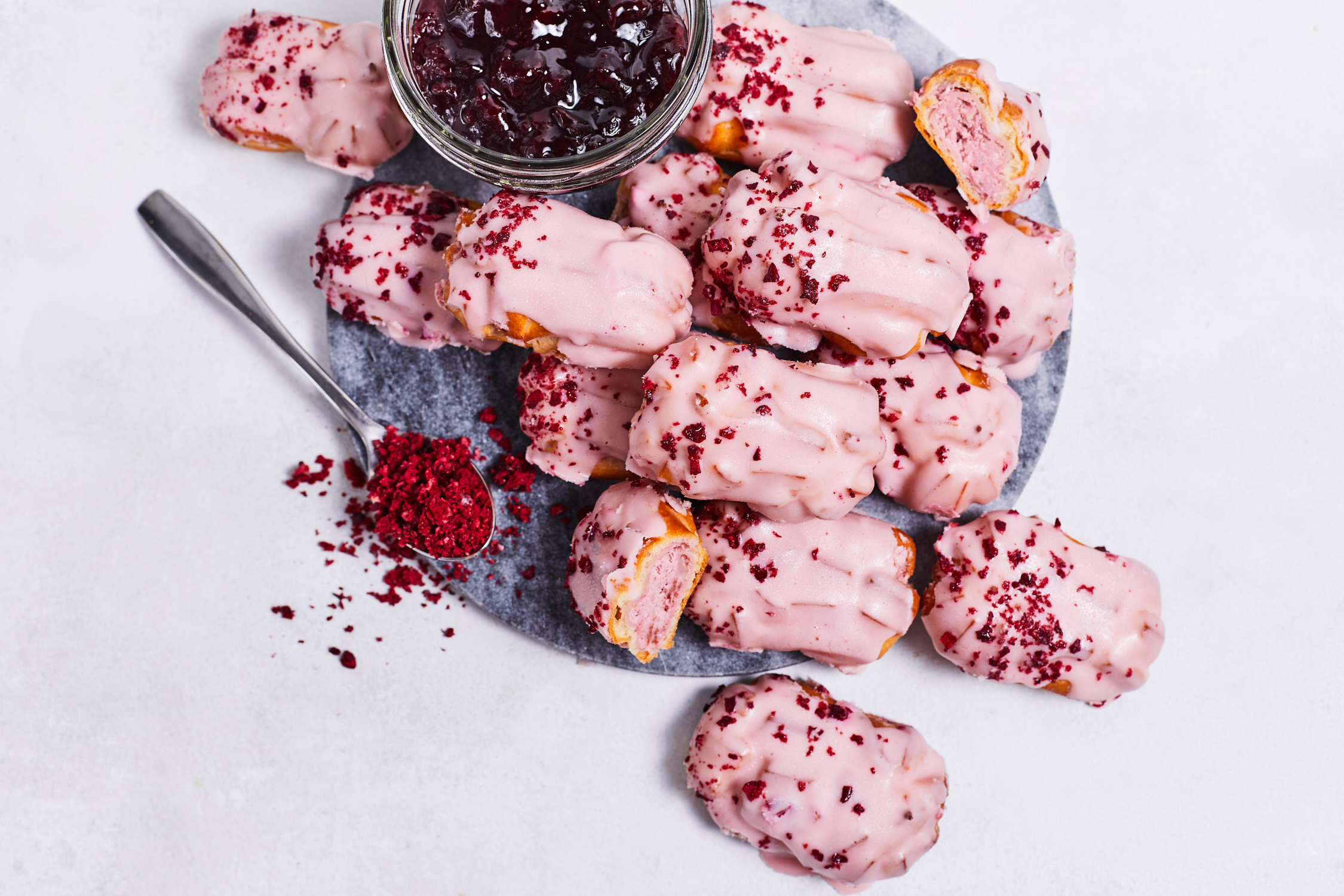 Mazie eklēri ar ķiršu pildījumu