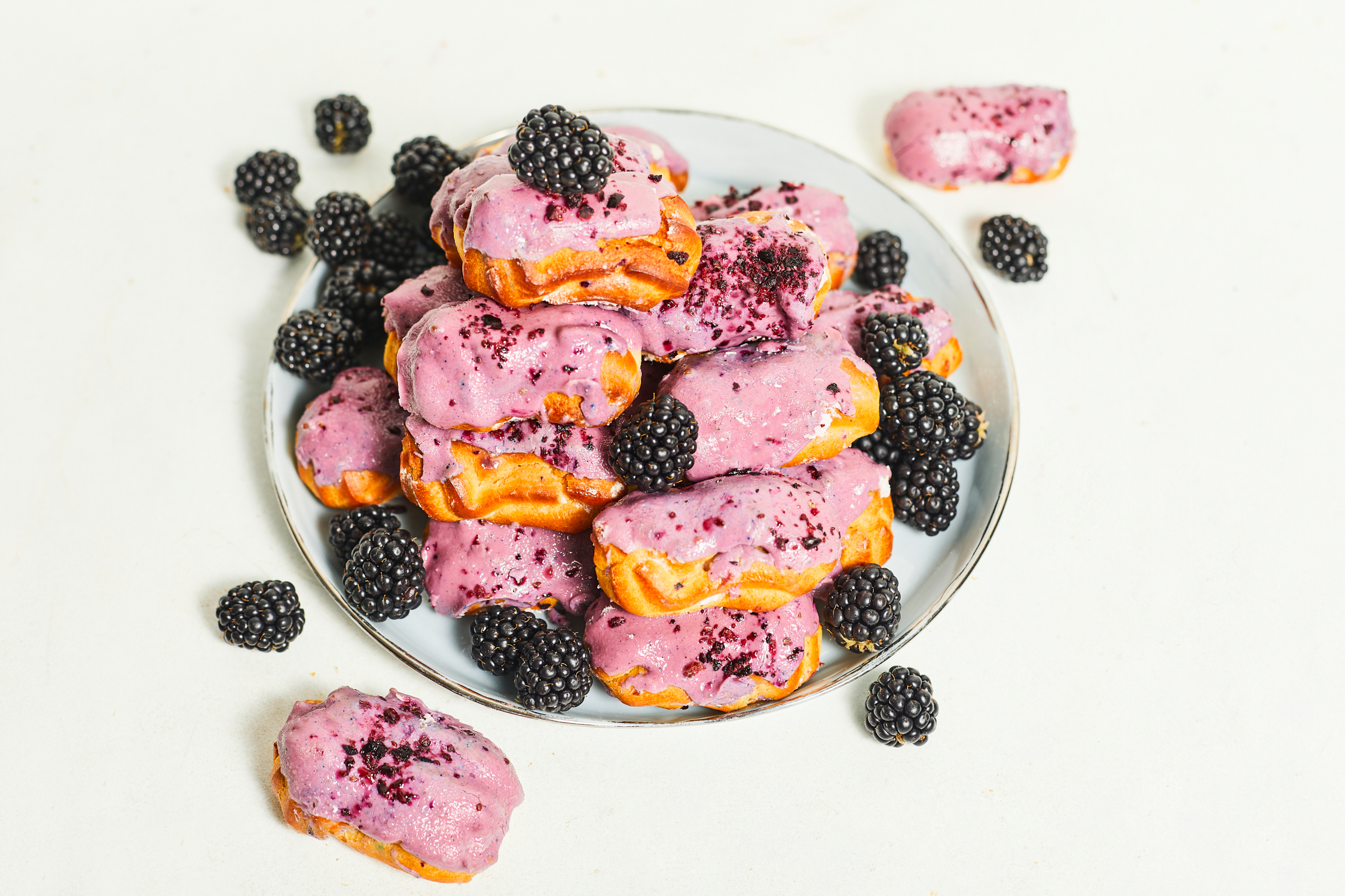 Mazie eklēri ar kazeņu krēma pildījumu