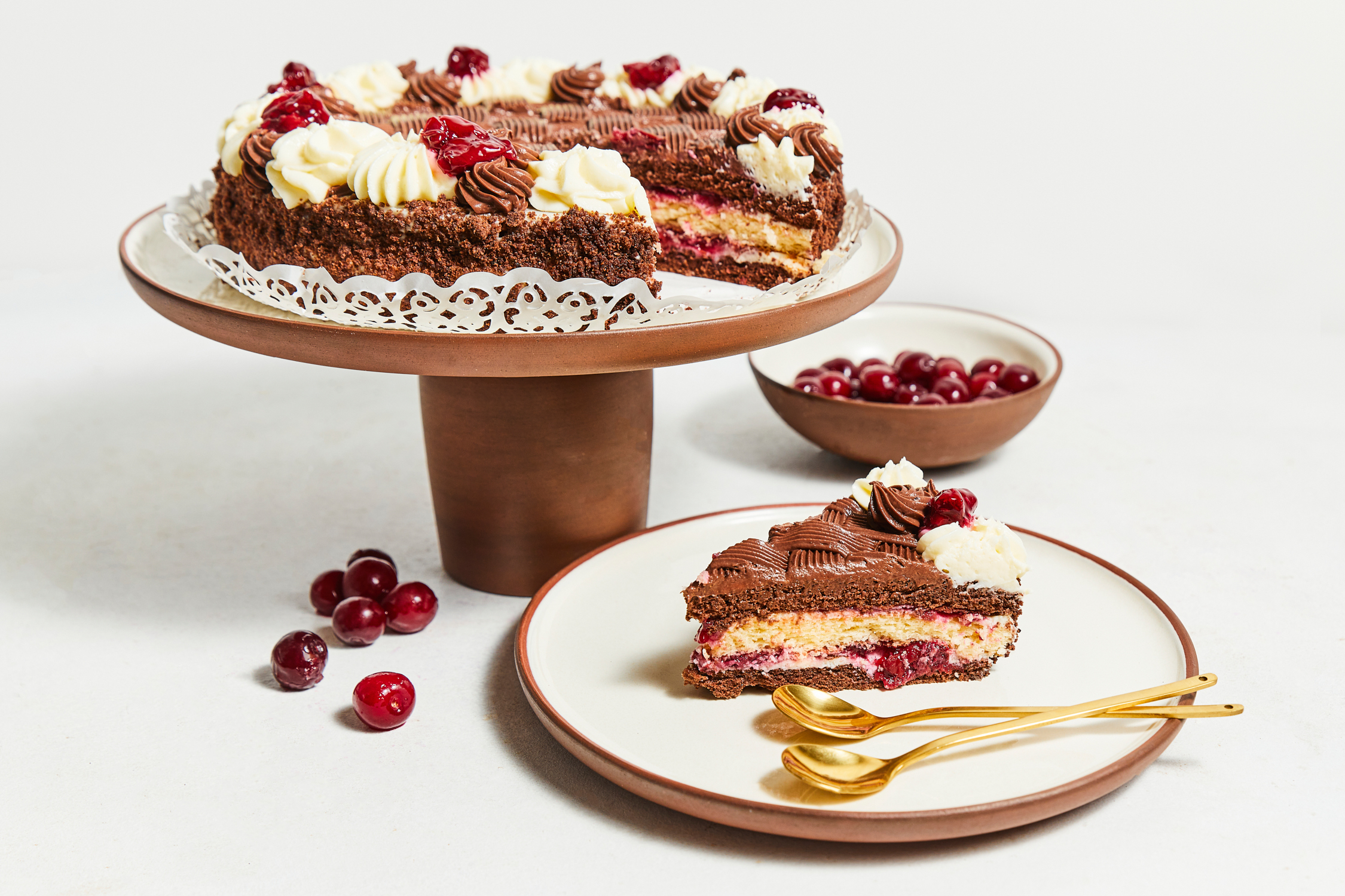 Mājas torte ar vārīto krēmu un ķiršiem (Nāc līdz!)