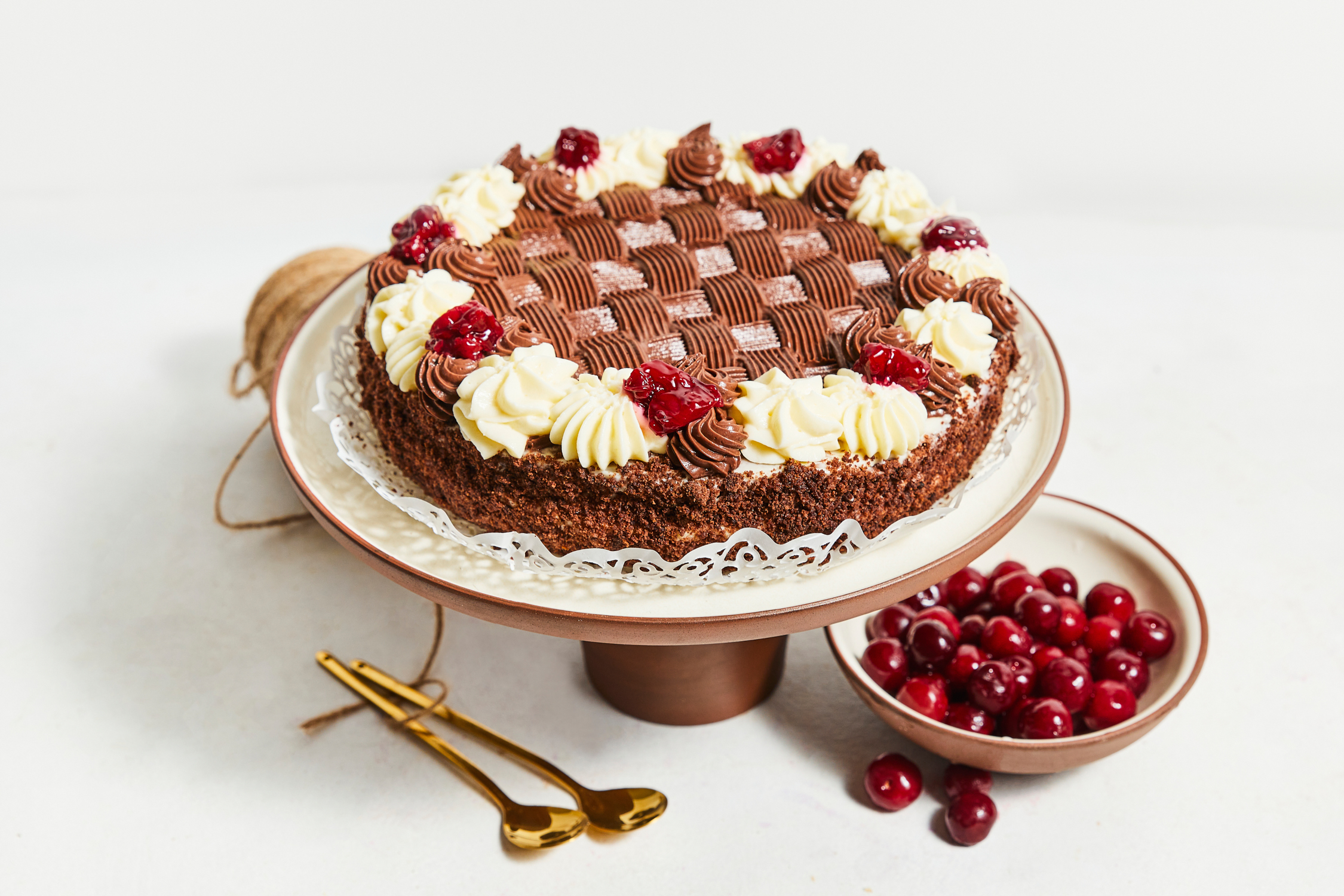 Mājas torte ar vārīto krēmu un ķiršiem (Nāc līdz!)