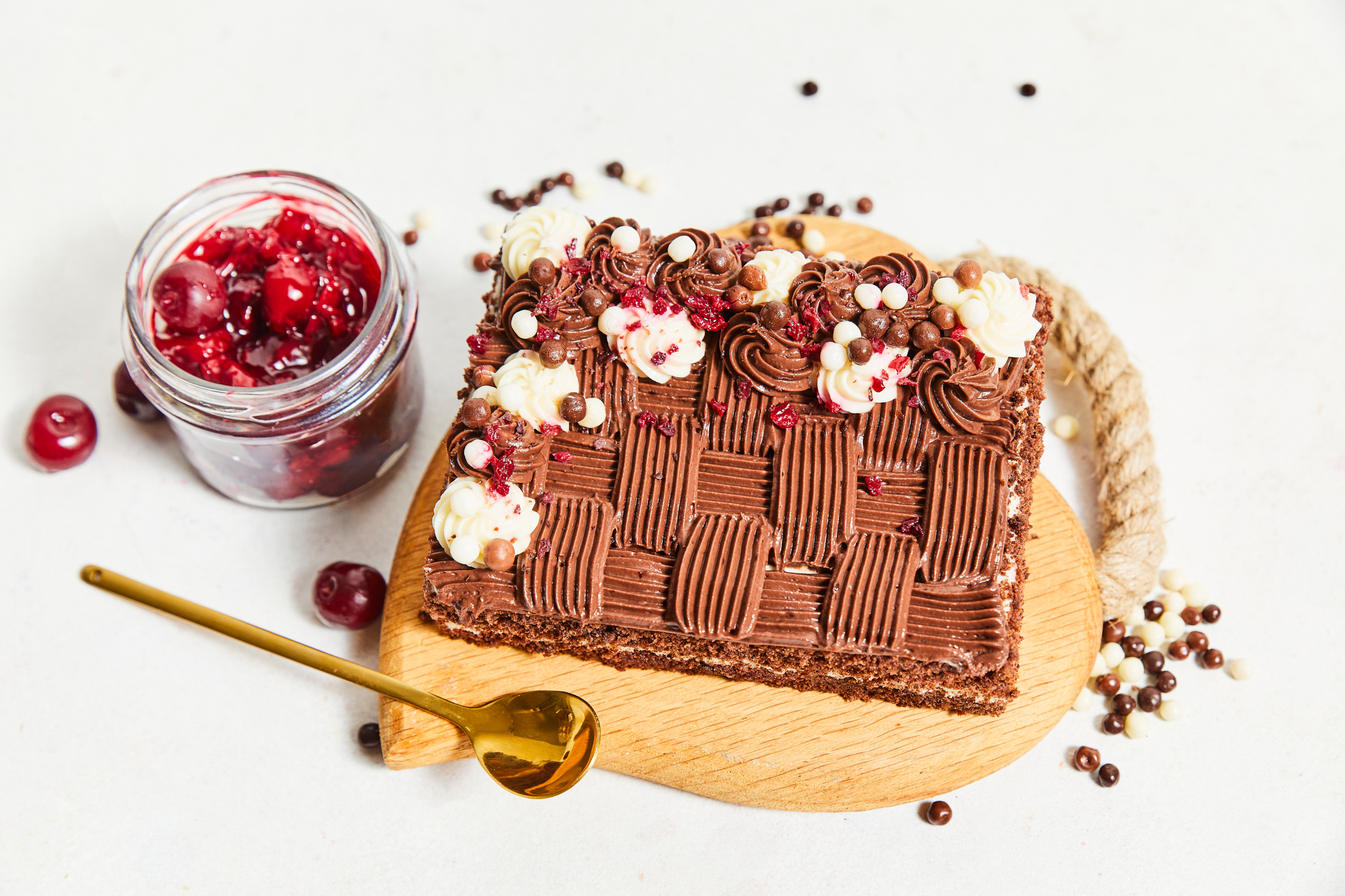 Mājas torte ar vārīto krēmu un ķiršiem (Nāc līdz) (kārbā)