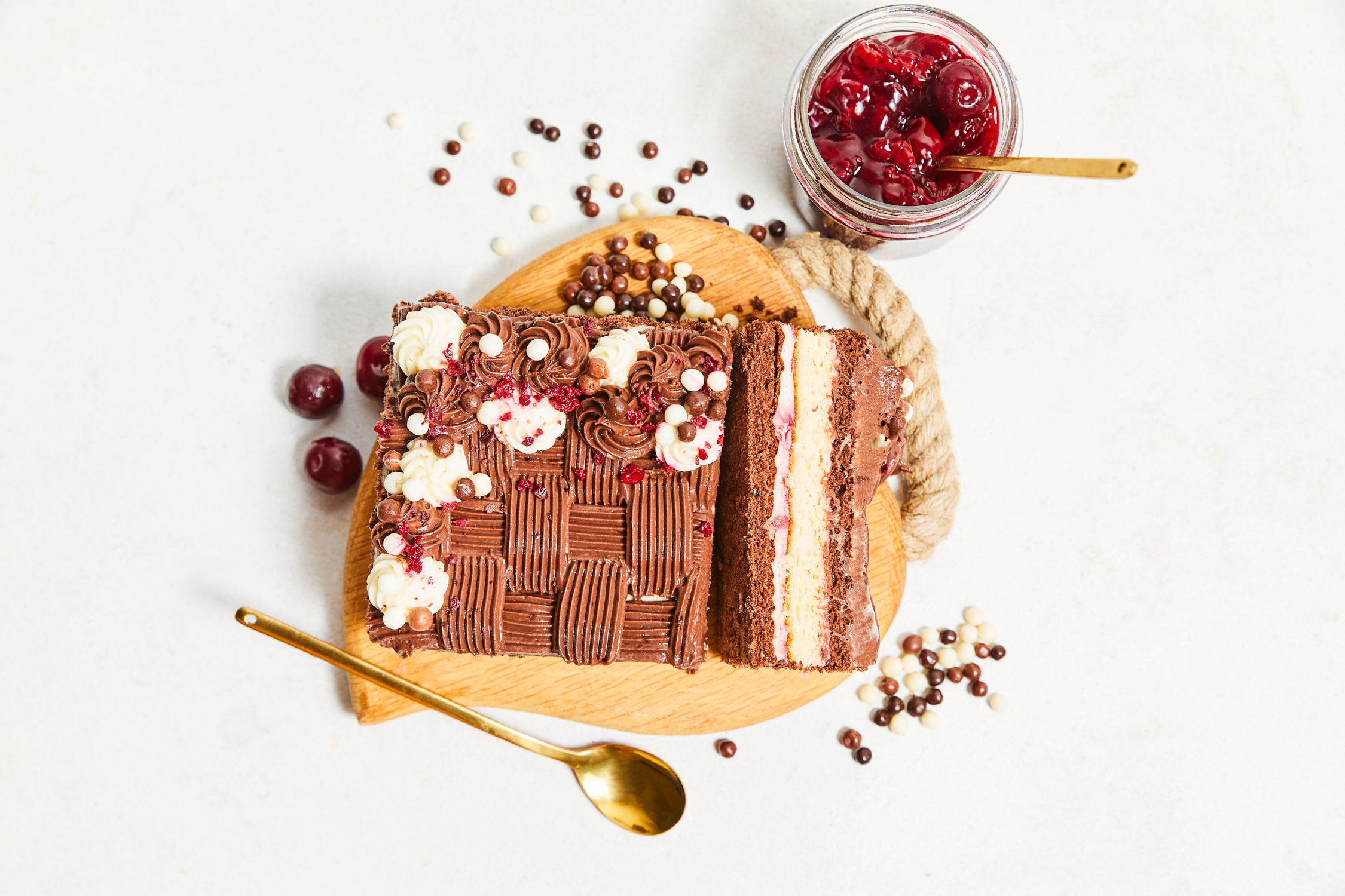 Mājas torte ar vārīto krēmu un ķiršiem (Nāc līdz) (kārbā)