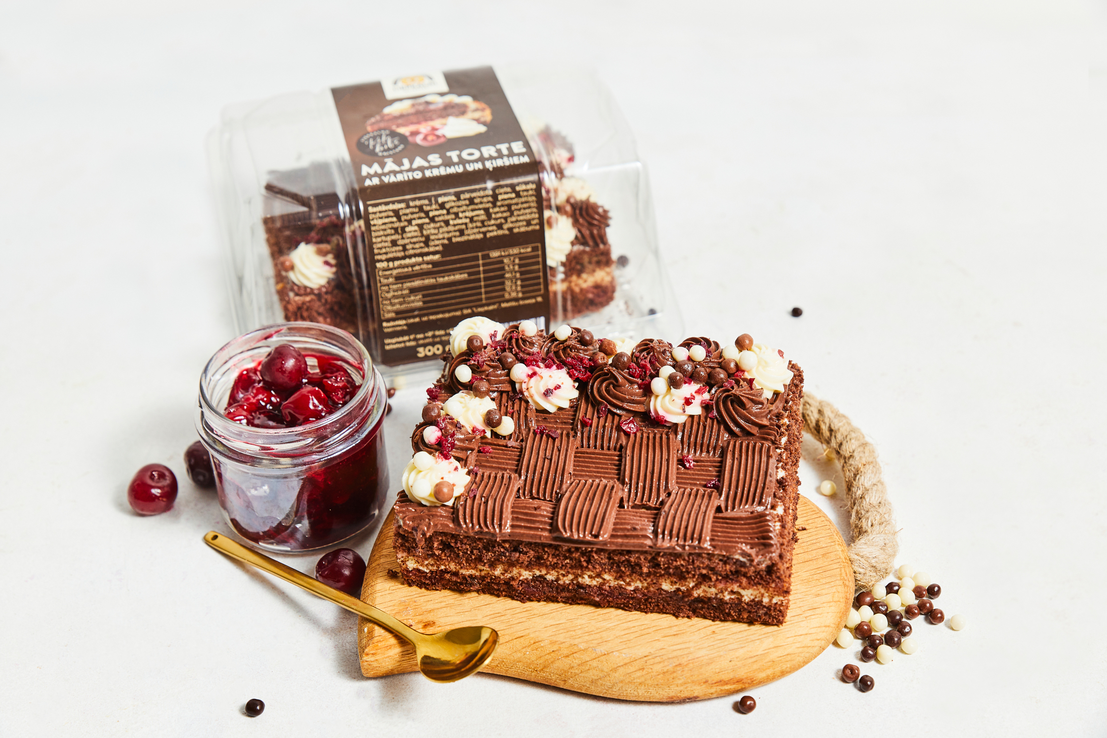 Mājas torte ar vārīto krēmu un ķiršiem (Nāc līdz) (kārbā)
