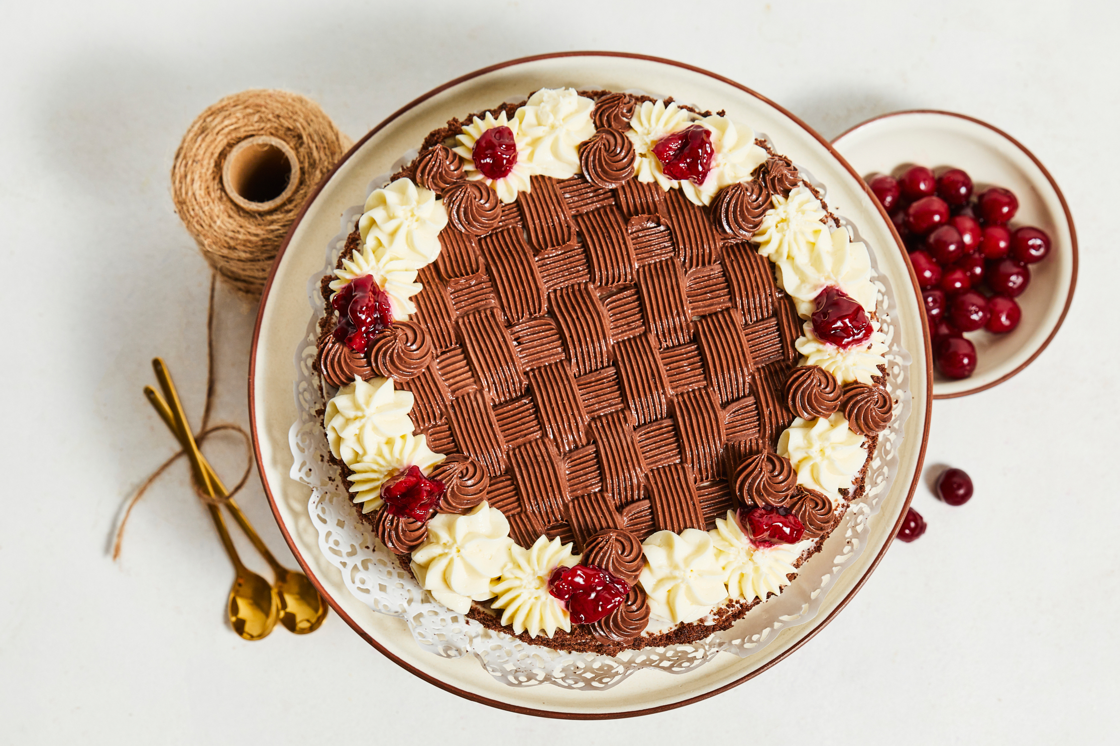 Mājas torte ar vārīto krēmu un ķiršiem (Nāc līdz!)