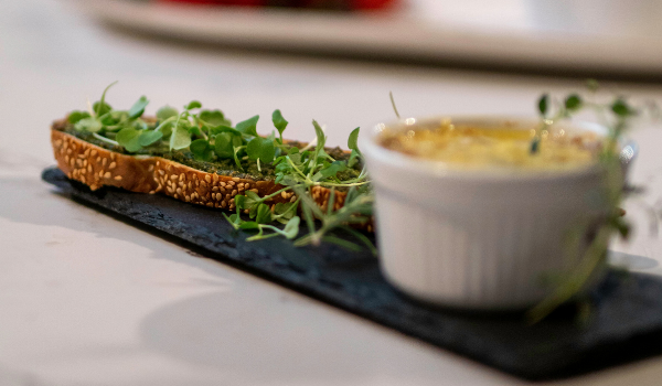 Sēņu žuljēns ar ķiploku un bazilika pesto tostu <br> RECEPTE