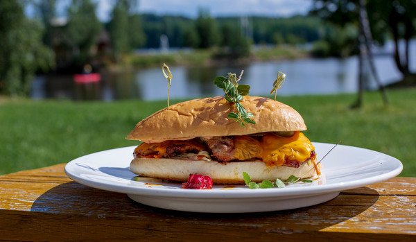 RECEPTE/ <br> Grilēta cāļa girosa burger-hot dogs